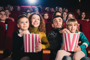 Eres Mamá. (2018). Familia viendo una película en el cine [Imagen]. Eres Mamá. https://eresmama.com/wp-content/uploads/2018/01/familia-cine-mirando-pelicula.jpg 